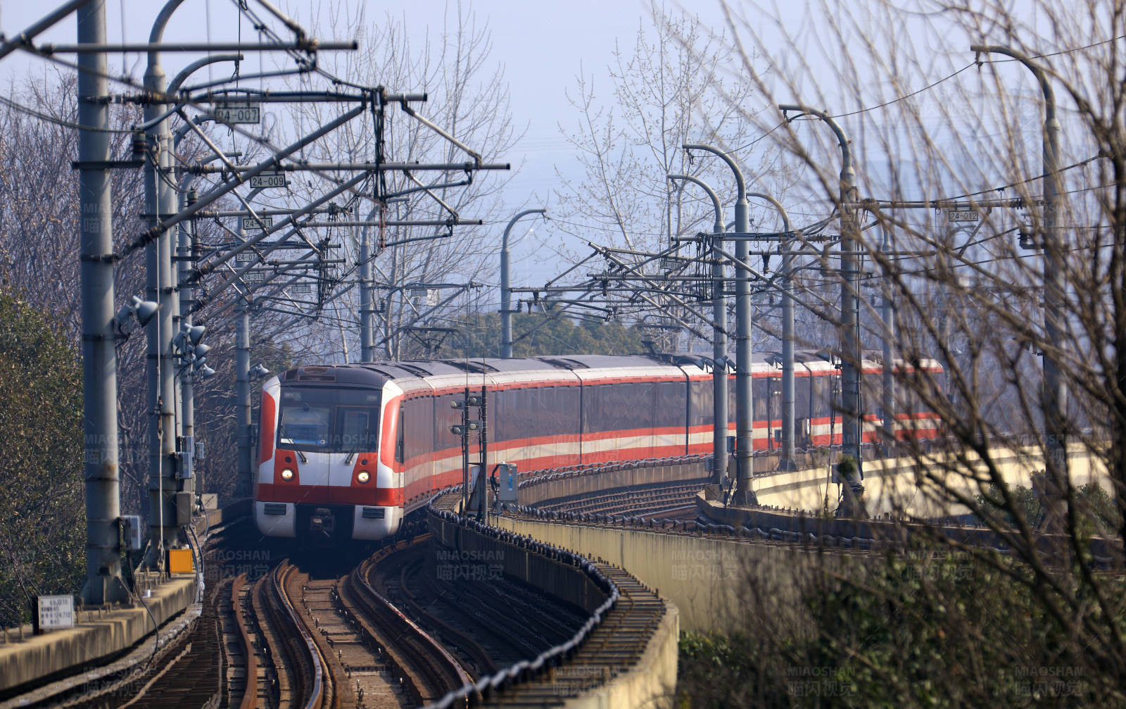 南京地铁二号线列车穿行于林间图片