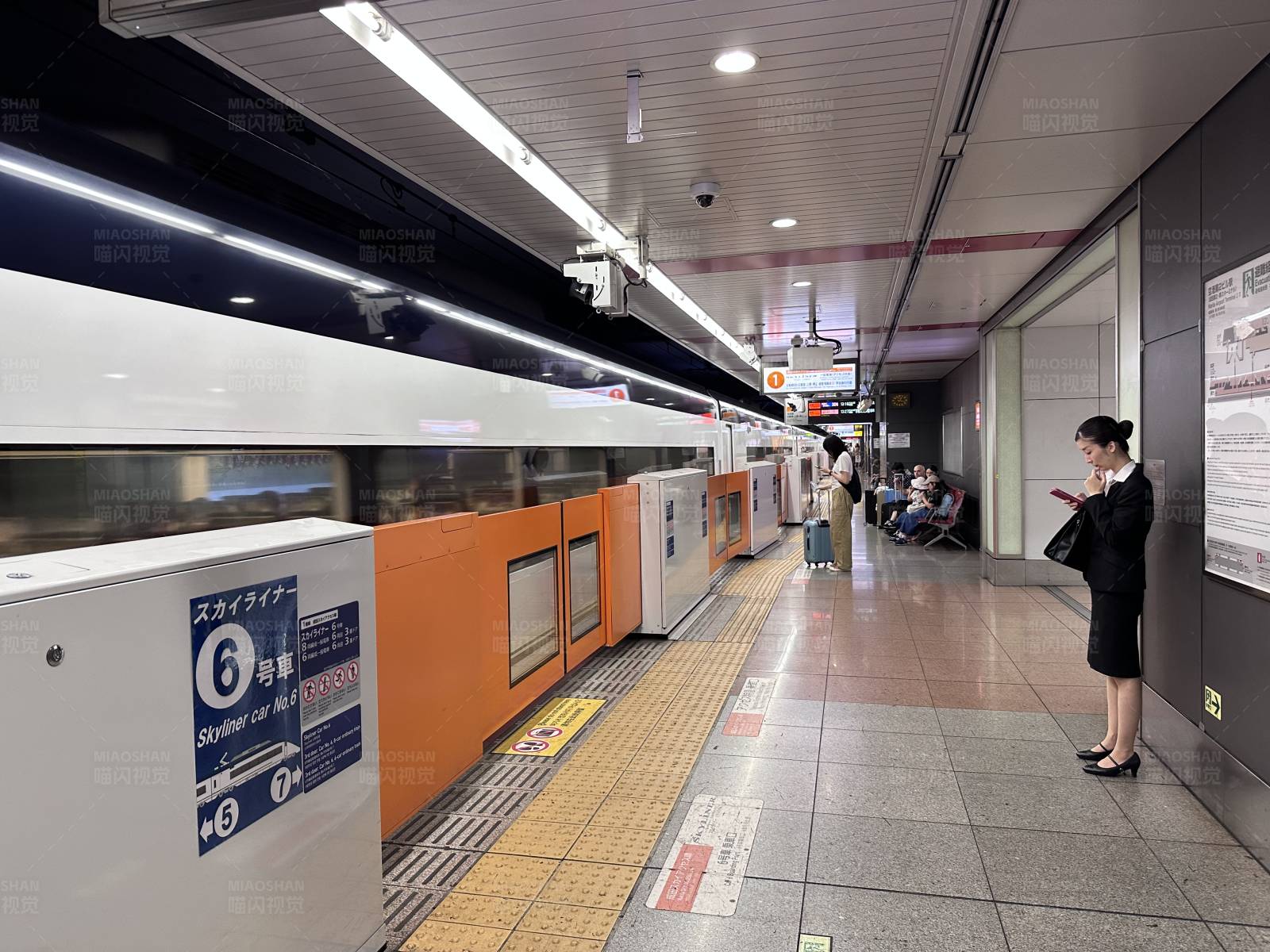 地铁站台候车瞬间图片