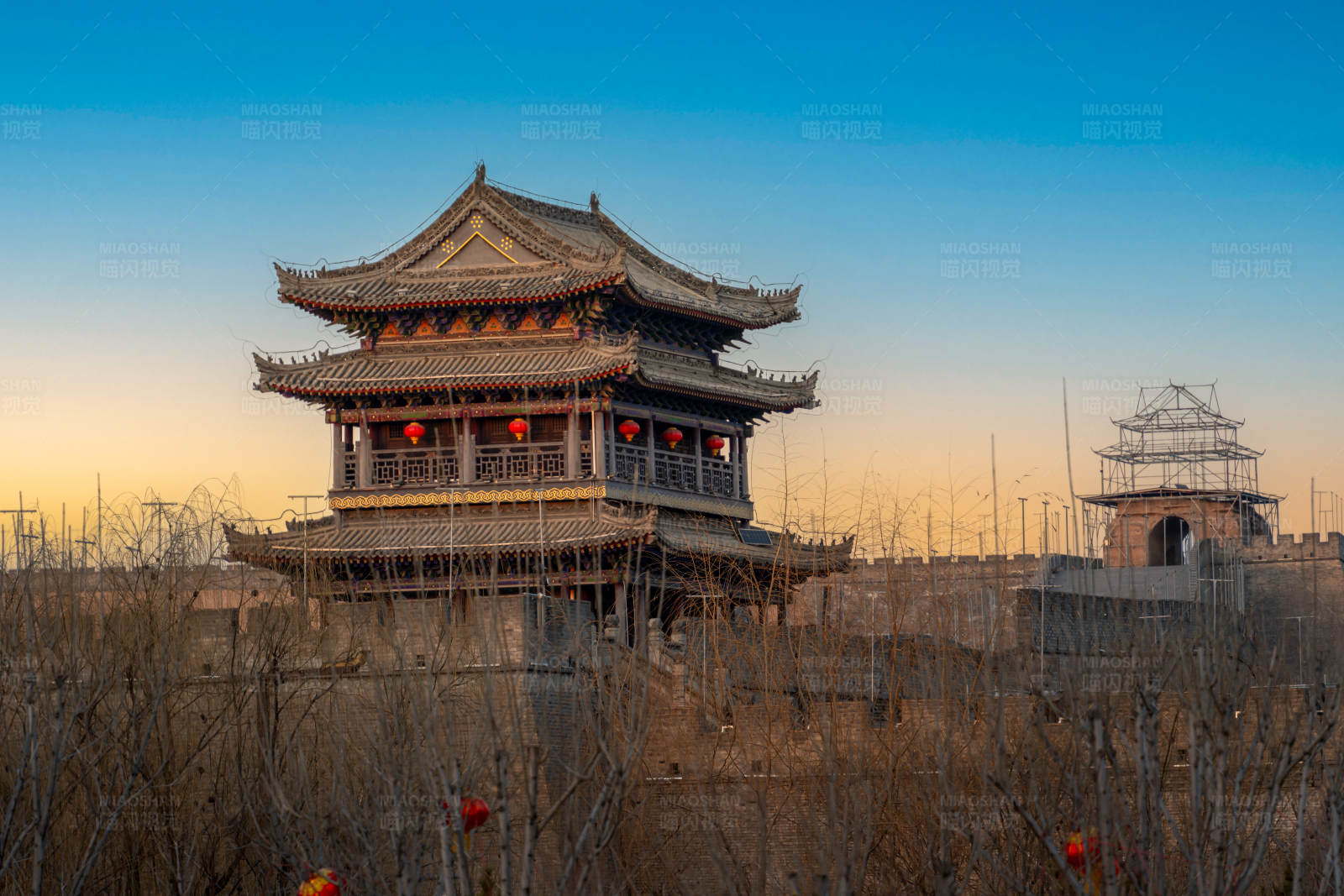 古城夕阳下的古塔图片