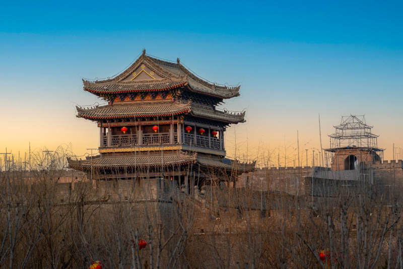 古城夕阳下的古塔图片