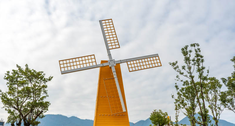 黄色风车在蓝天图片