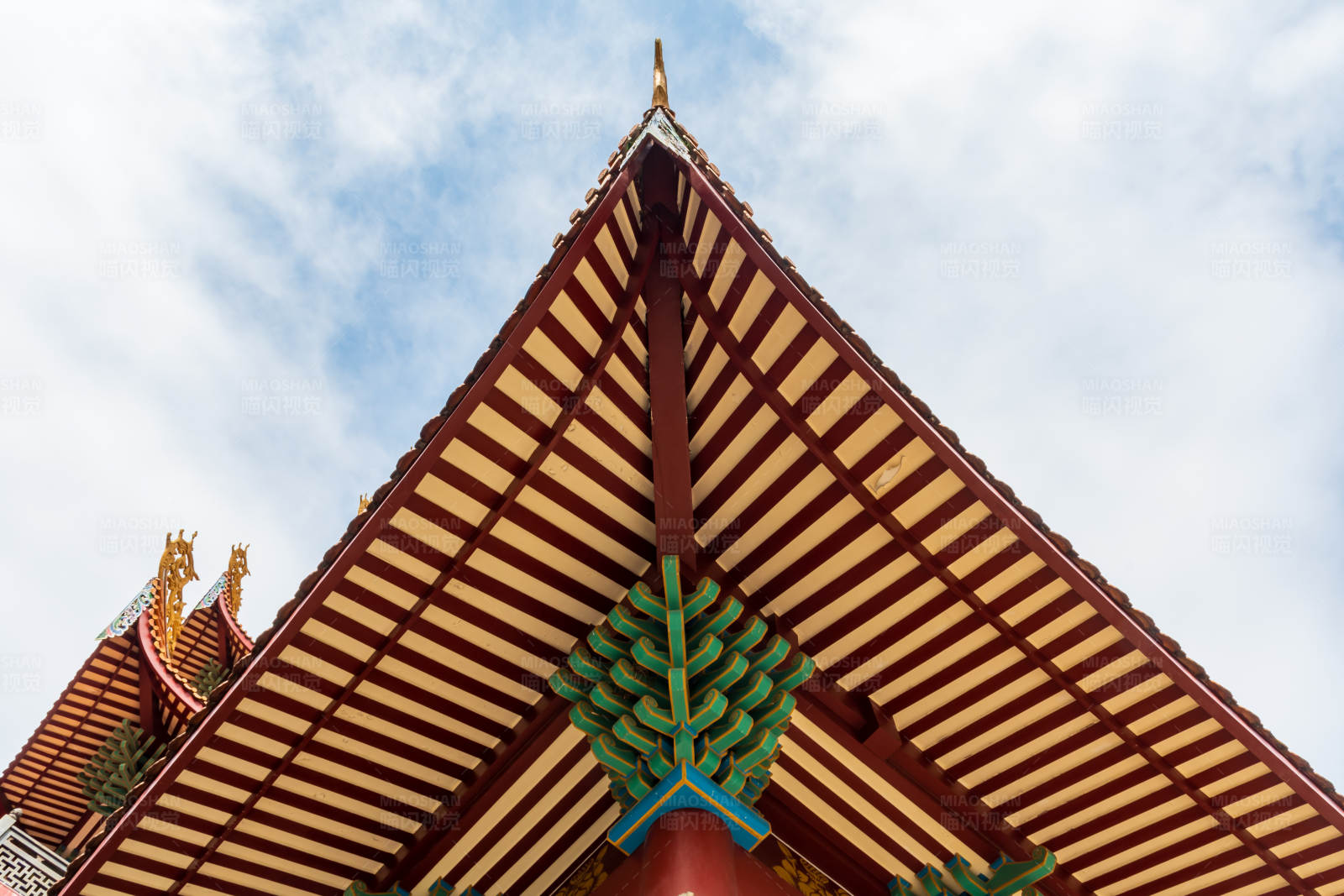 寺庙屋顶的精美细节图片