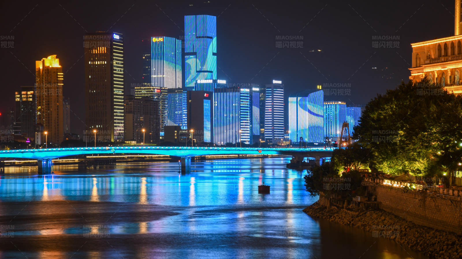 夜色中的城市灯光秀图片