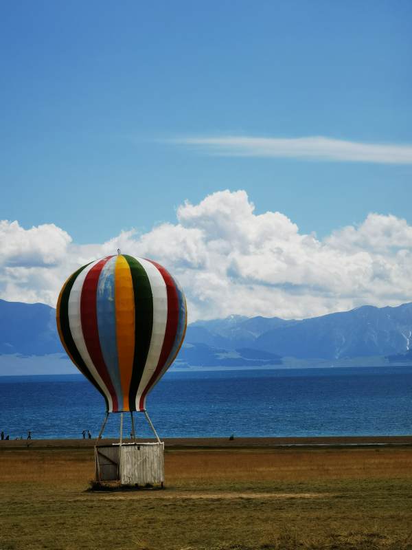 湖畔的热气球图片
