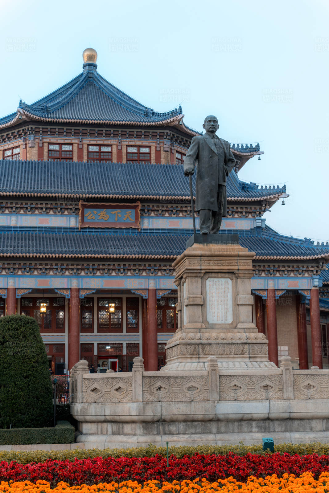 孙中山雕像与古建筑图片