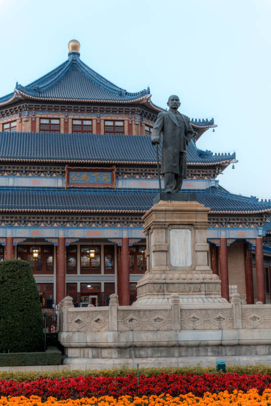 孙中山雕像与古建筑图片