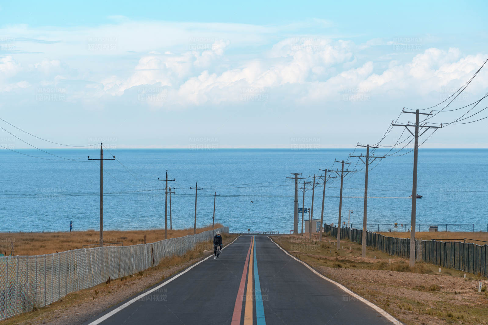 青海湖边骑行图片