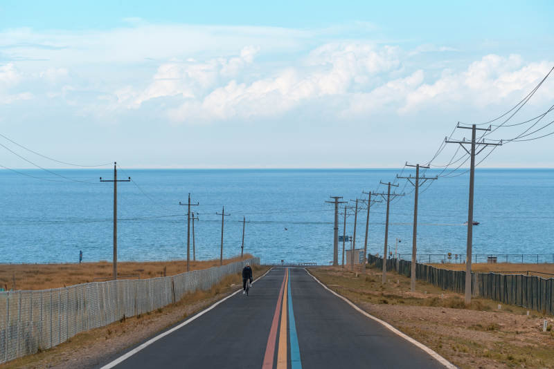青海湖边骑行图片