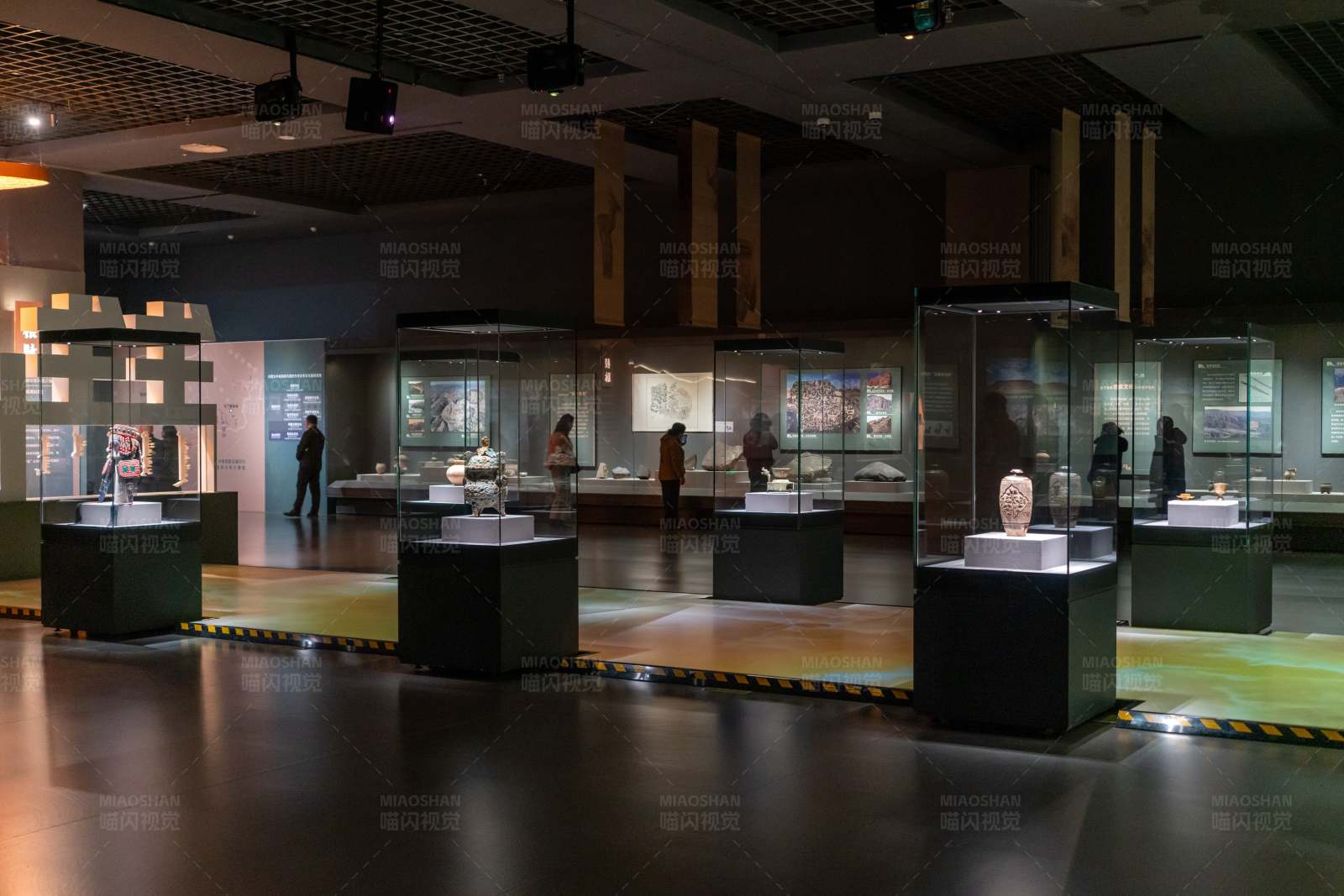 博物馆内的展品展示图片