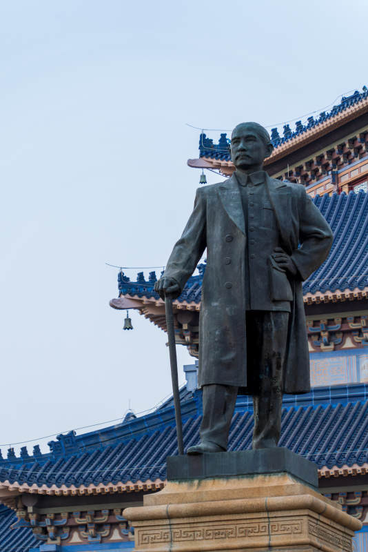 孙中山雕像与传统建筑图片