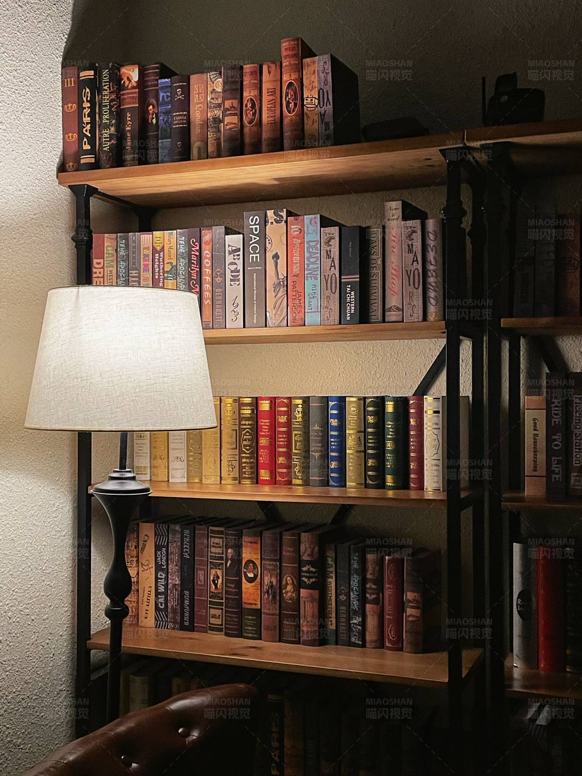 书架灯影 静谧时光图片