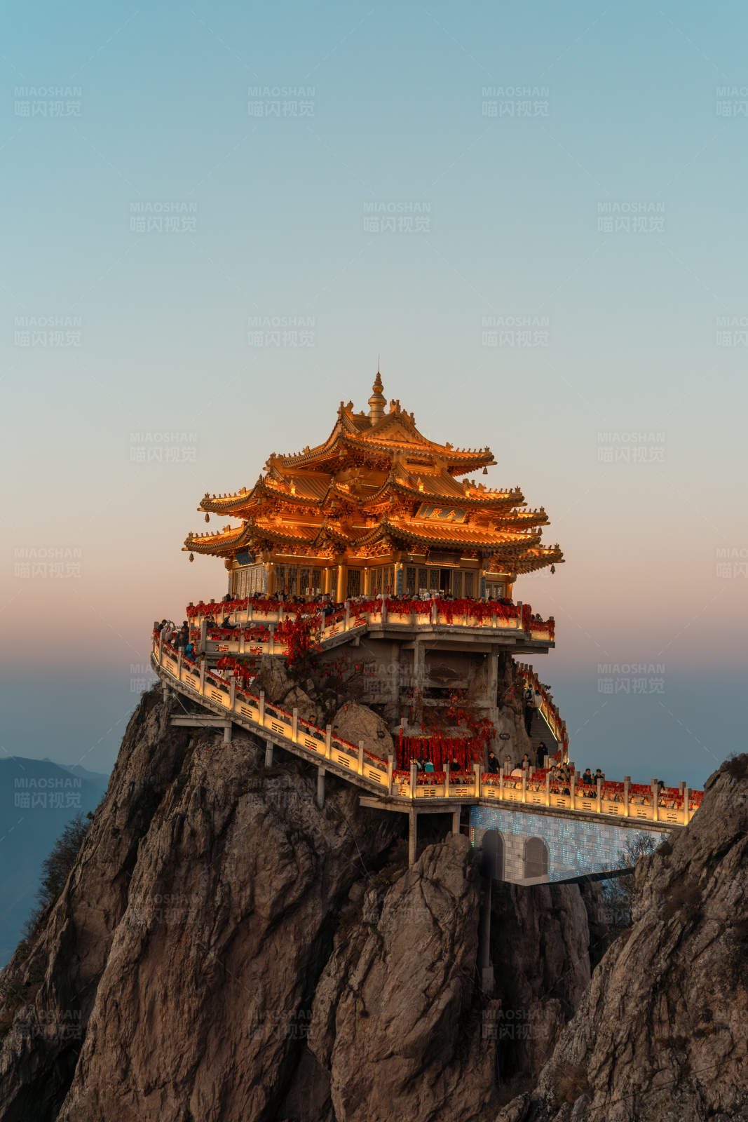 傍晚亮灯的老君山金殿图片