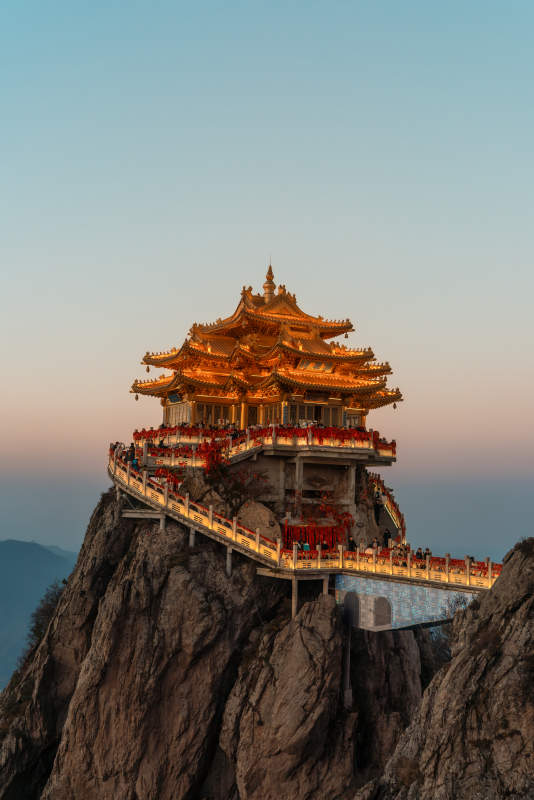 傍晚亮灯的老君山金殿图片