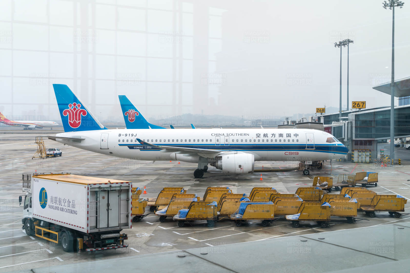 机场停机坪上的南方航空C919国产大飞机图片