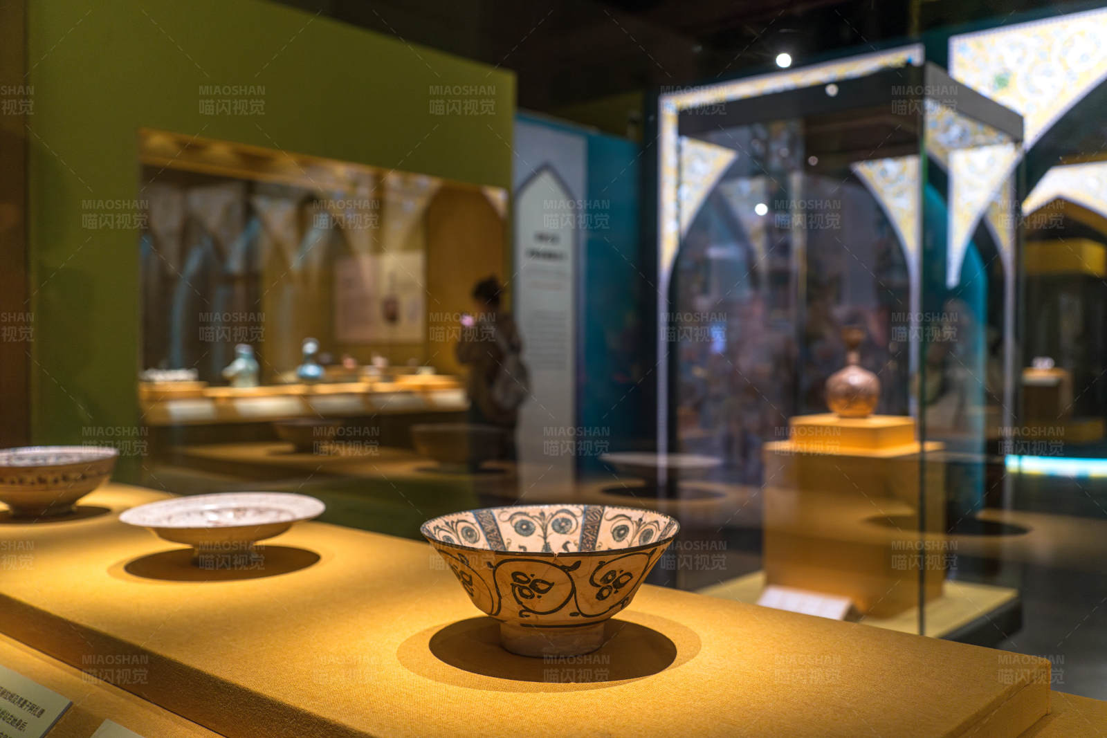 博物馆里的古代陶瓷展图片