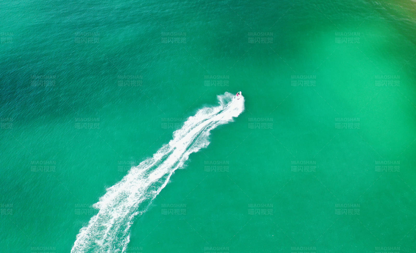 航拍广西涠洲岛海上快艇图片