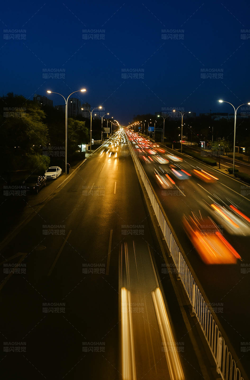 夜间城市交通流图片