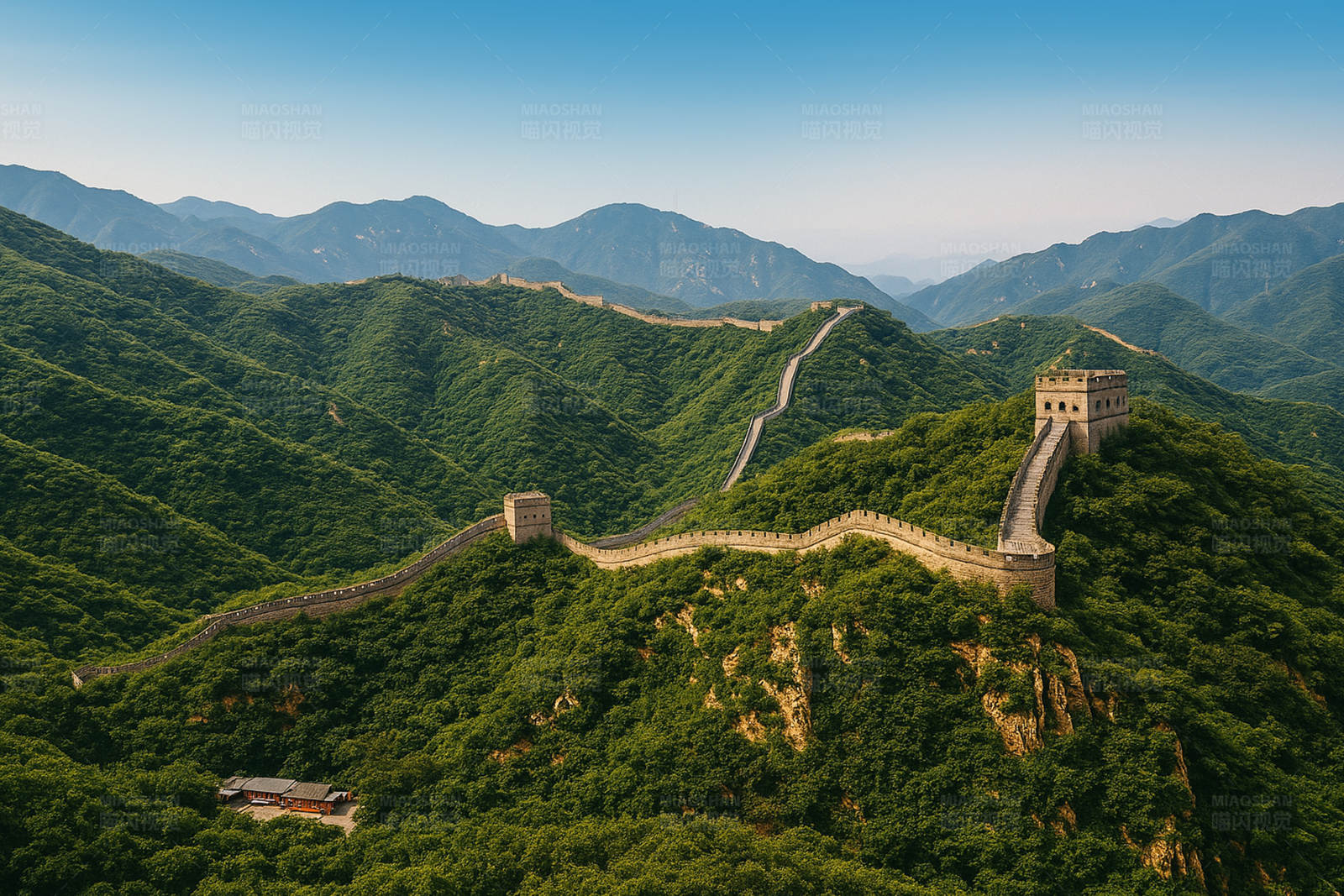 八达岭长城蜿蜒山间图片