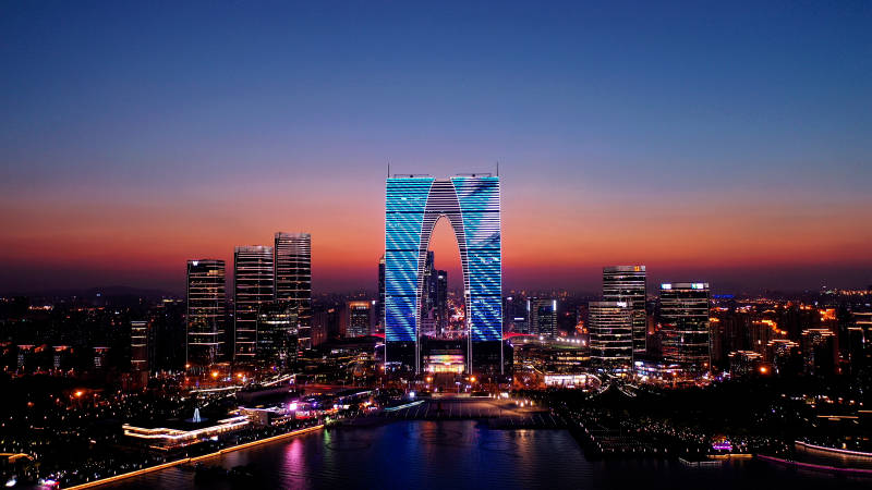 苏州“东方之门”夜景图片