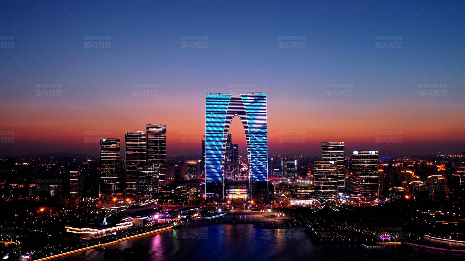 苏州“东方之门”夜景图片