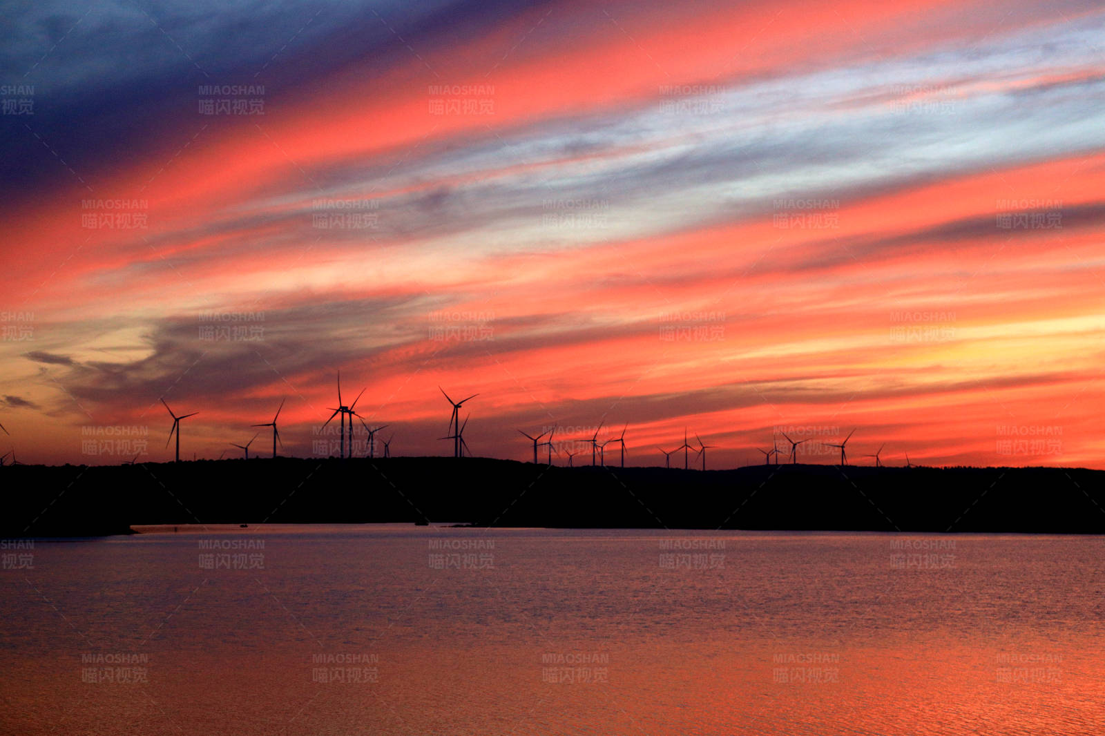 南京六合竹镇的风车晚霞图片