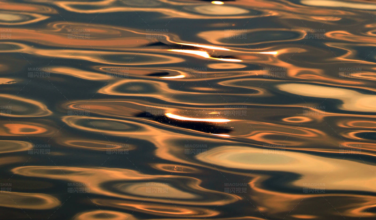 夕阳下的水面波纹图片