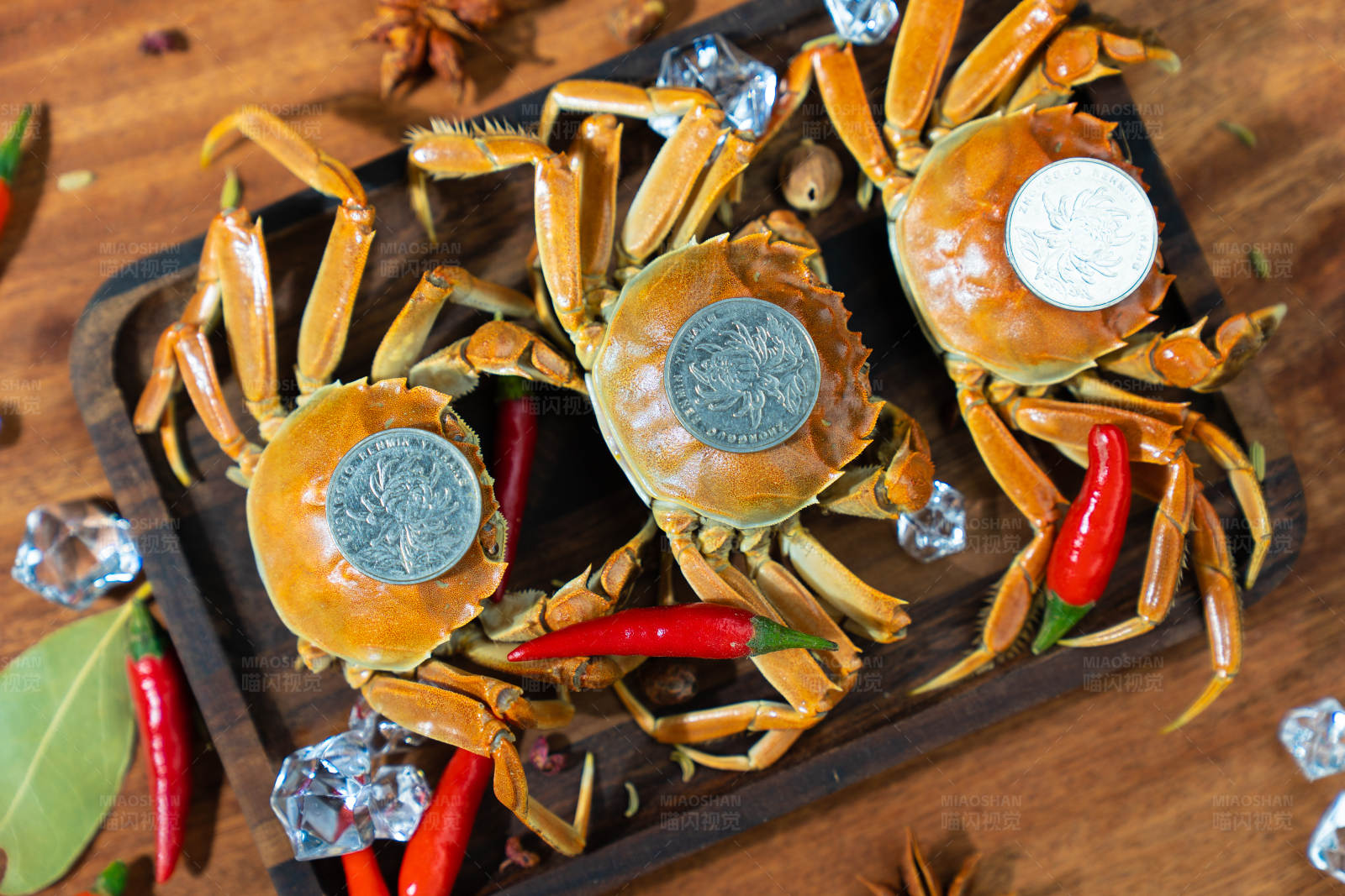 硬币装饰的螃蟹美食图片