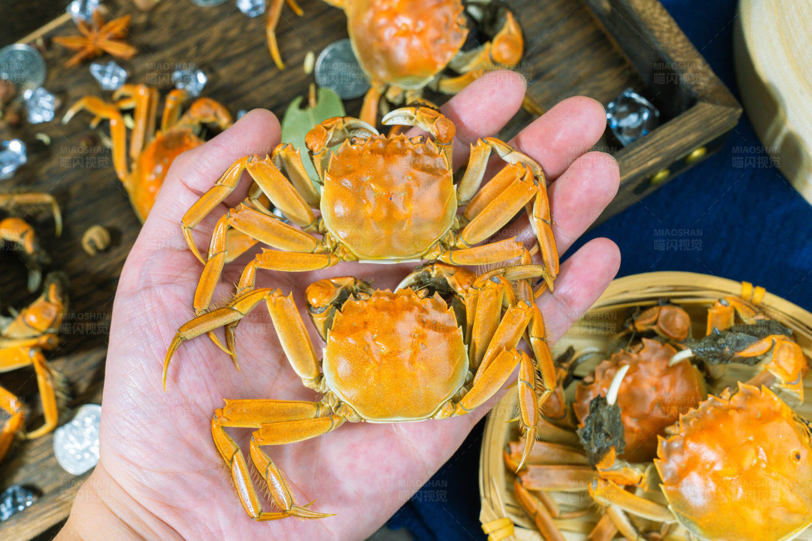 掌中蟹黄满溢图片