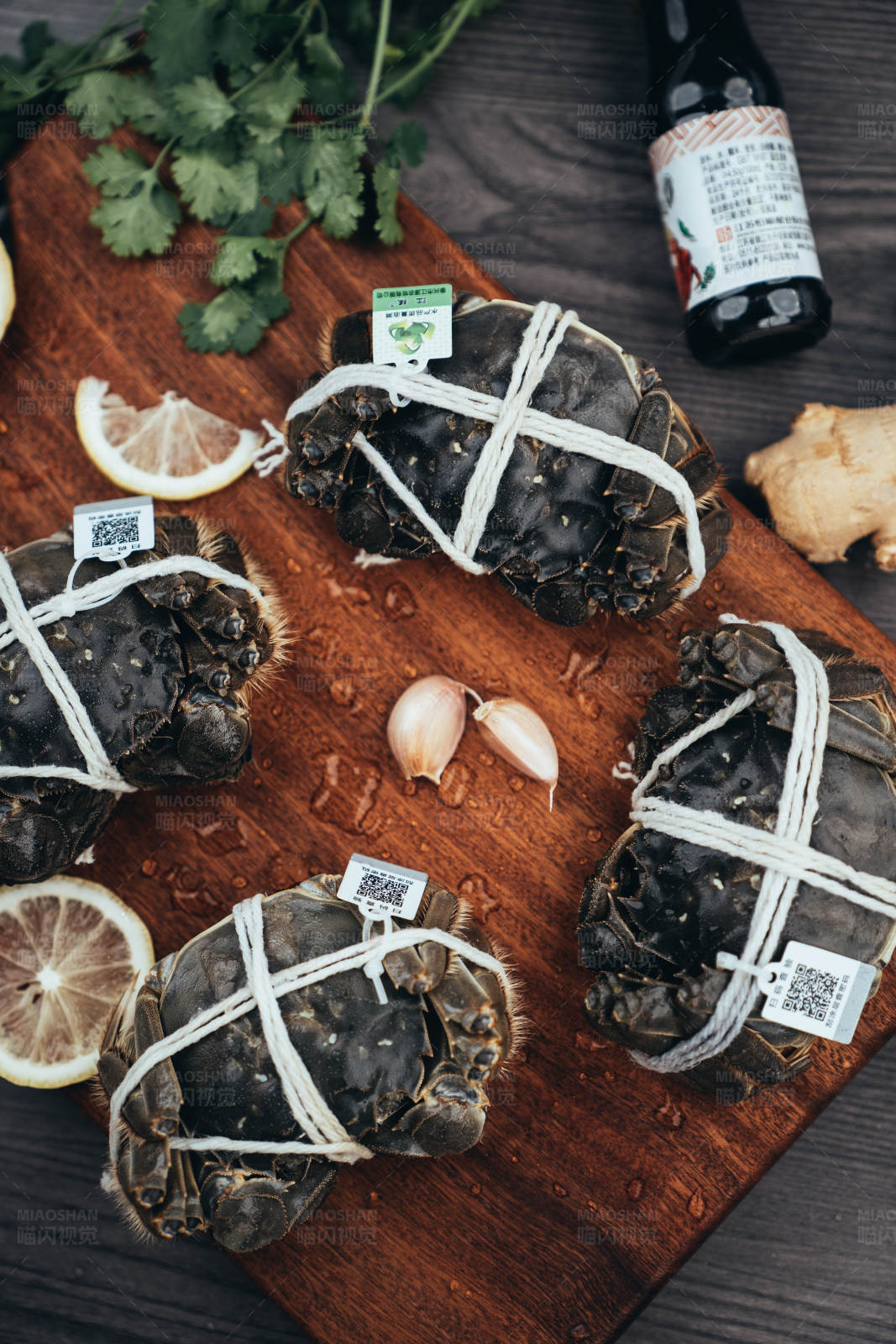 新鲜大闸蟹配调料图片