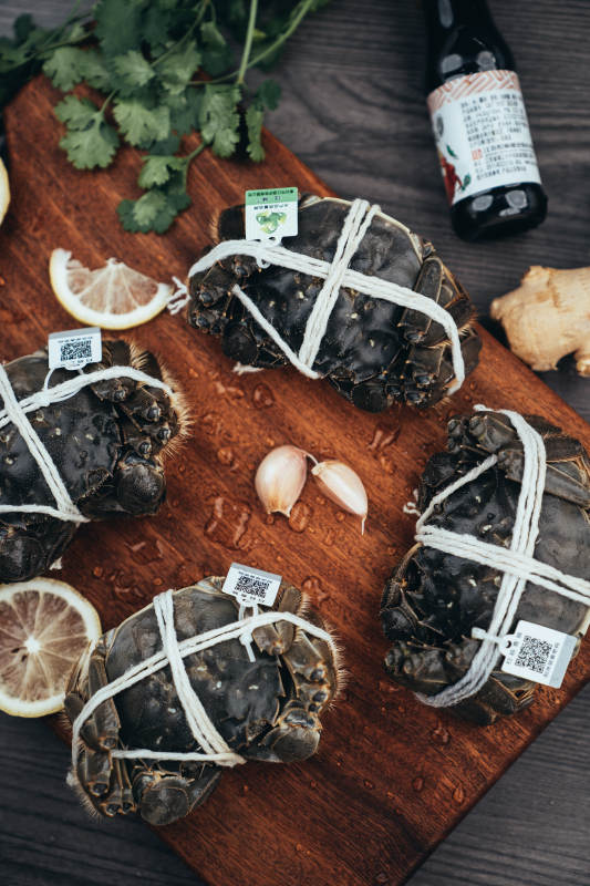 新鲜大闸蟹配调料图片