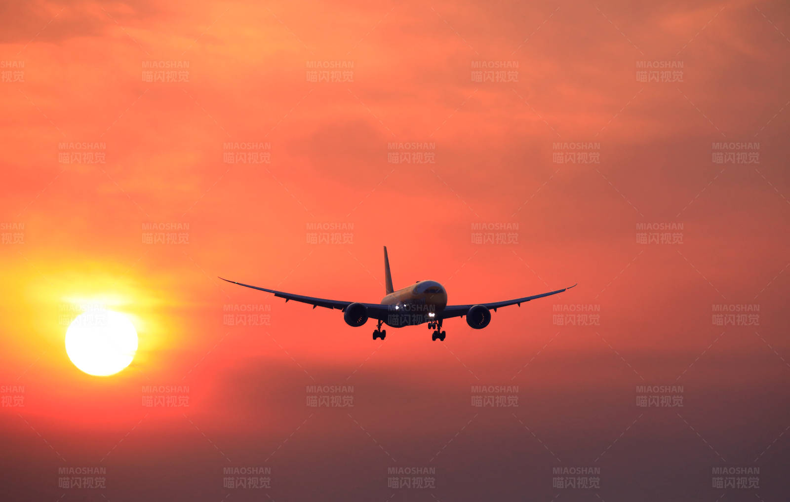 夕阳下的飞机图片