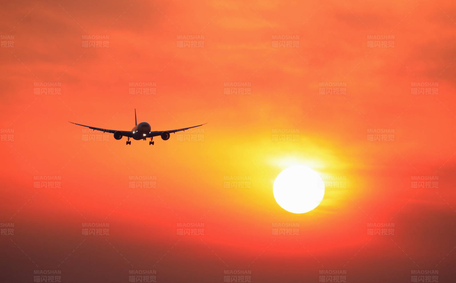 夕阳下的飞机剪影图片