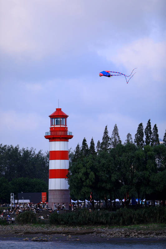 南京鱼嘴公园灯塔与风筝图片