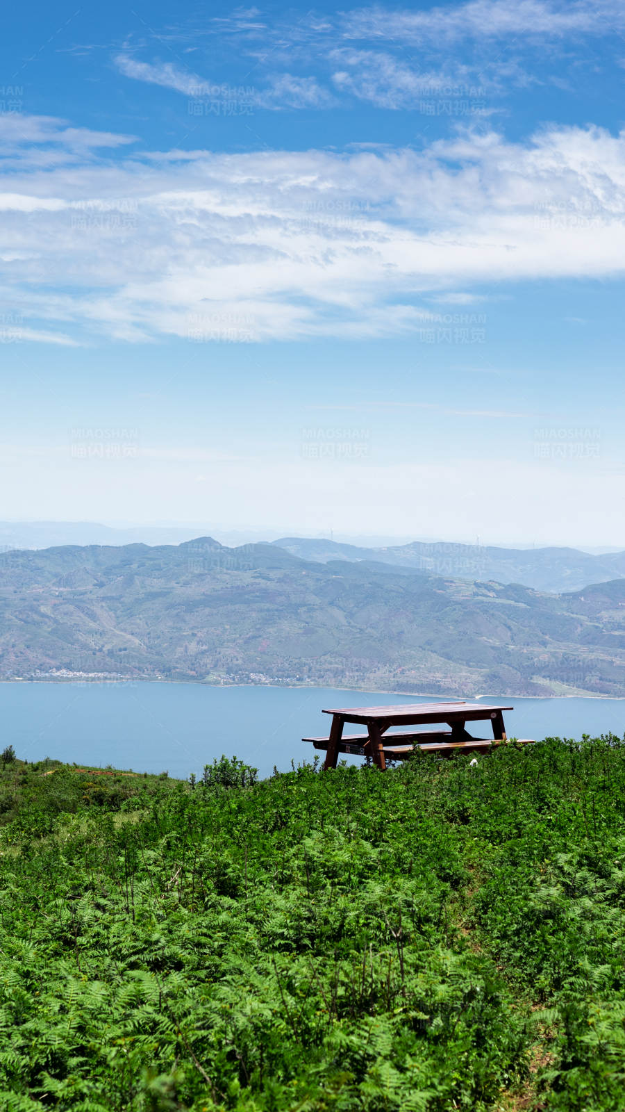 山顶湖景野餐桌图片