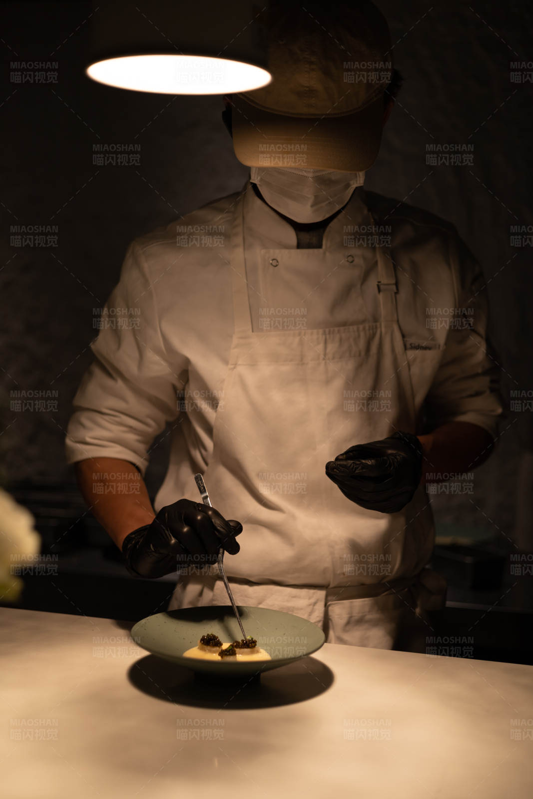 厨师精心摆盘图片