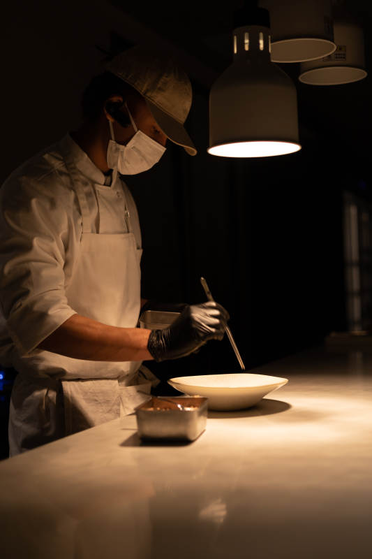 厨师专注烹饪图片