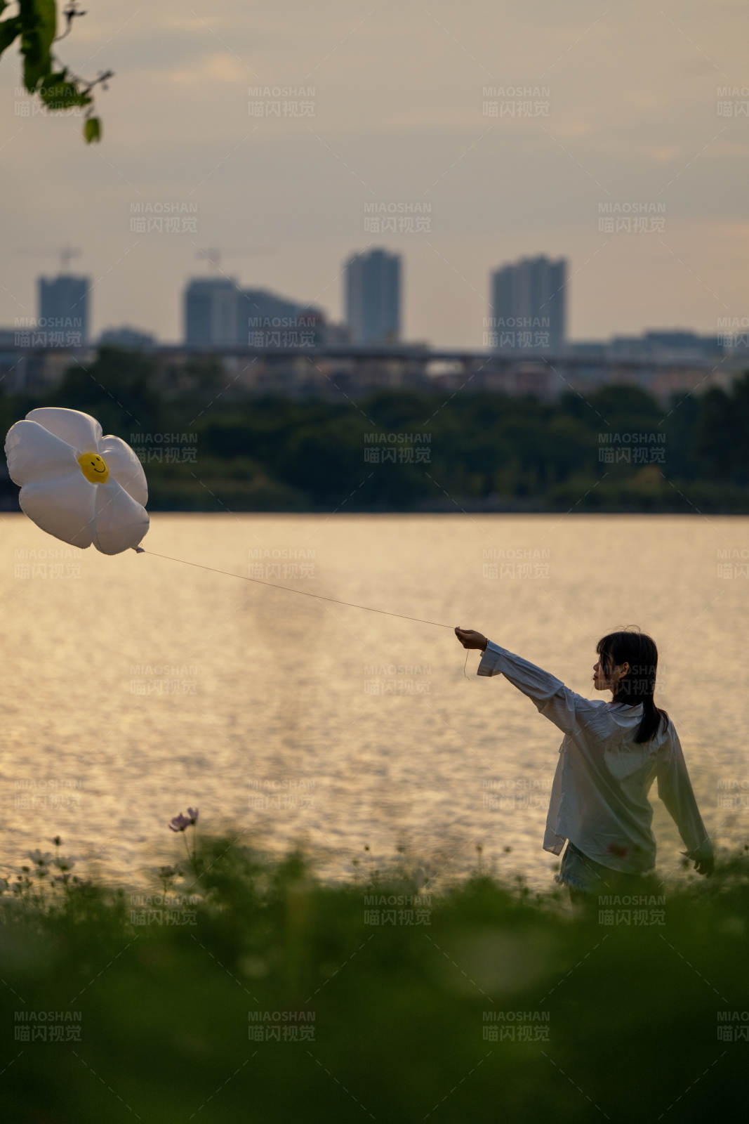 湖畔放风筝图片