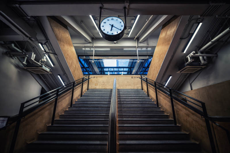 楼梯上的时钟图片