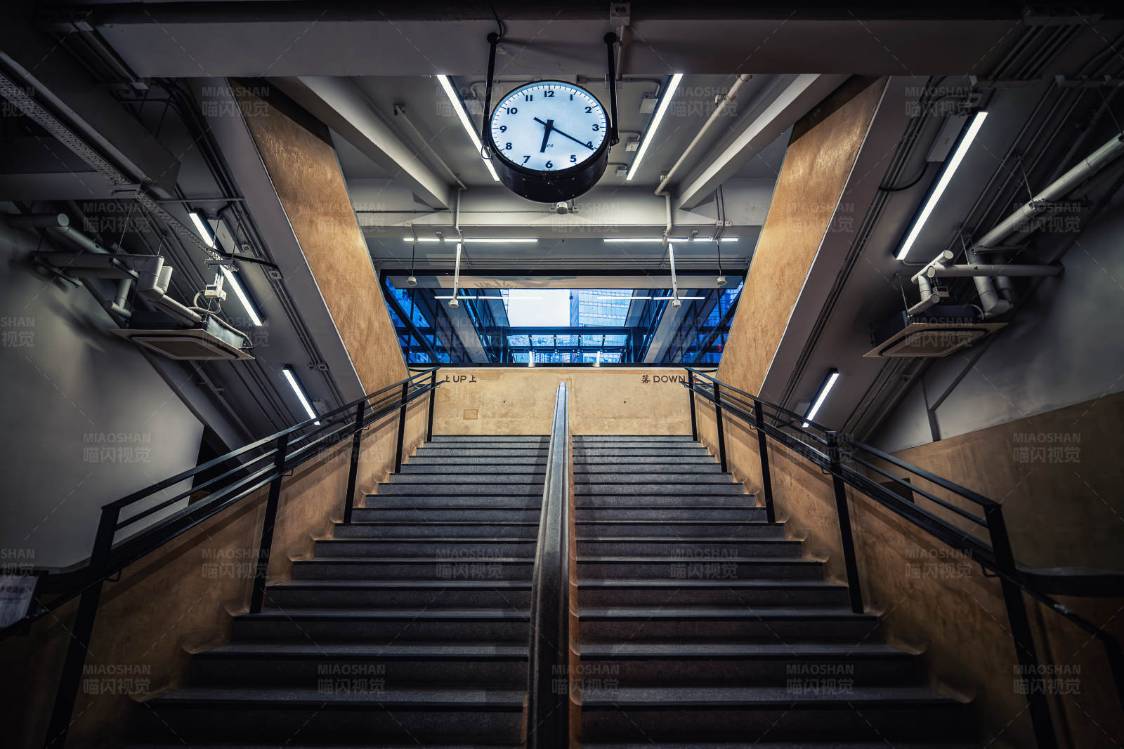 楼梯上的时钟图片
