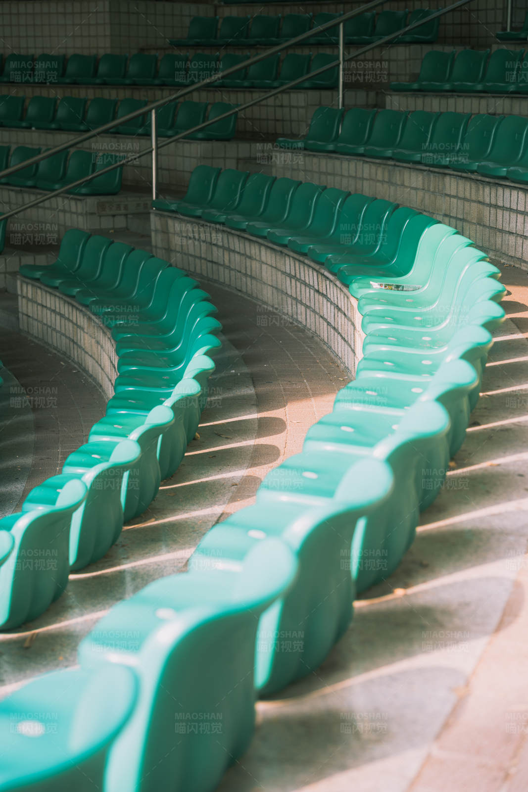 空旷的绿色座椅图片
