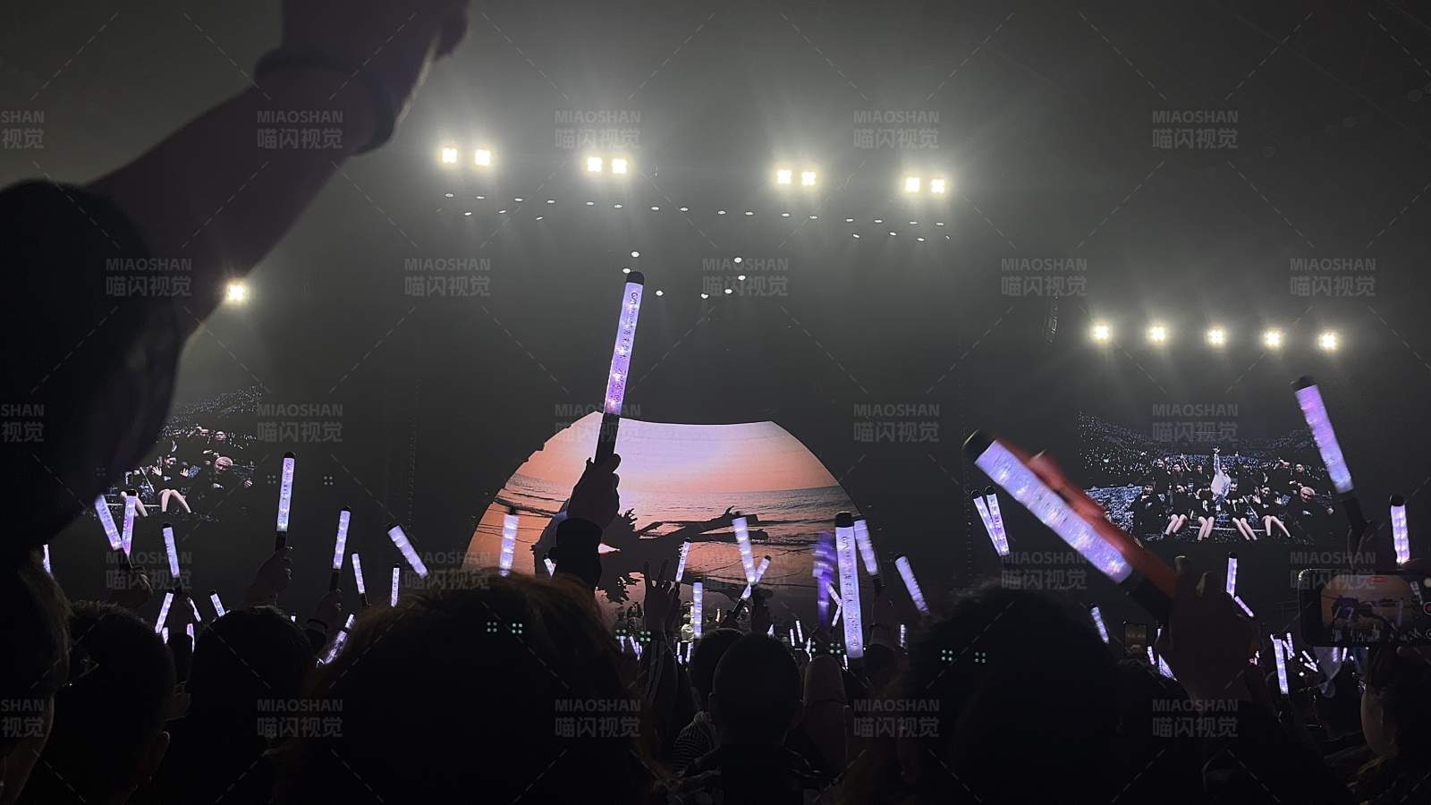 演唱会现场观众热情图片