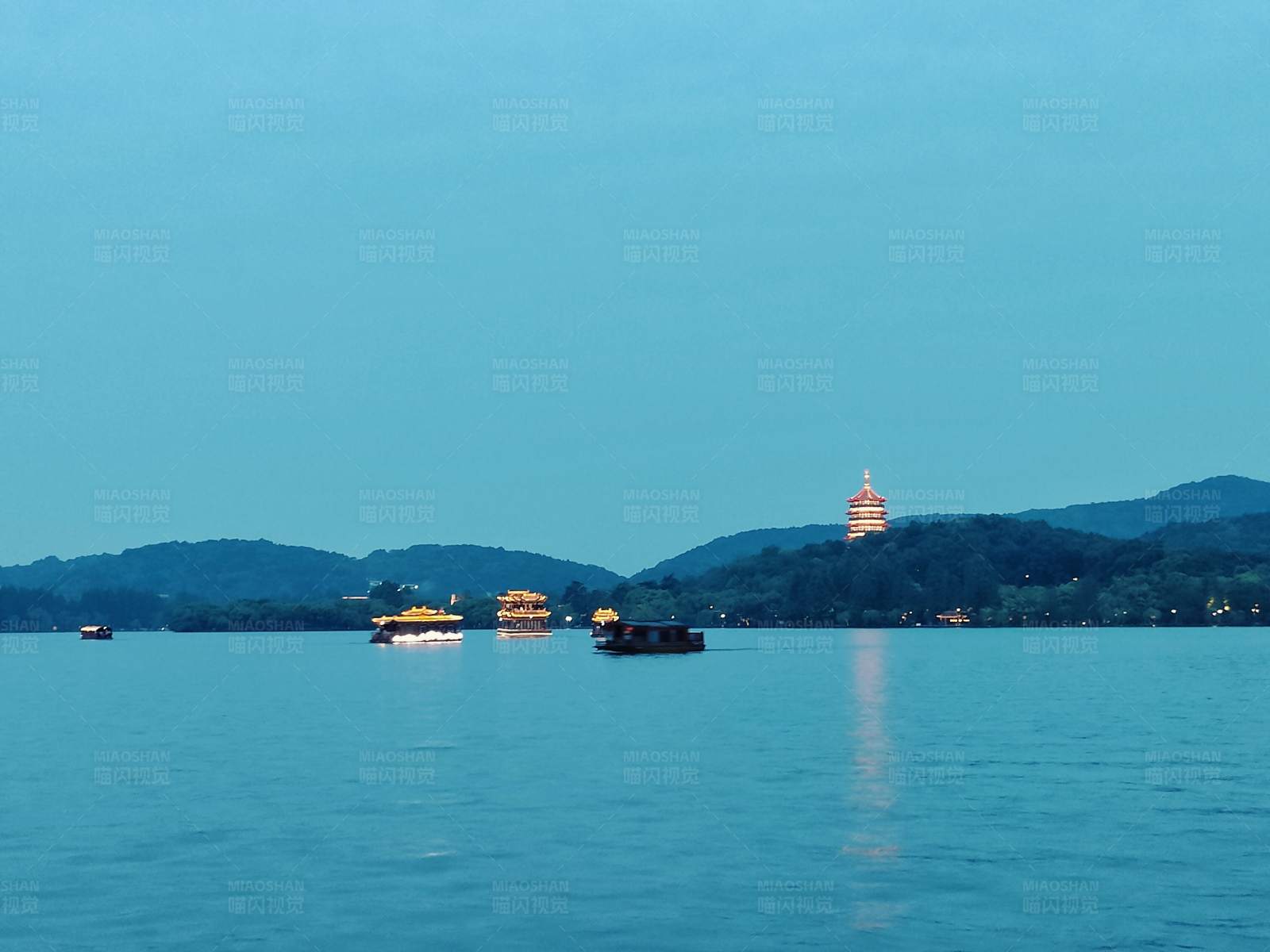 西湖夜景游船与雷峰塔图片