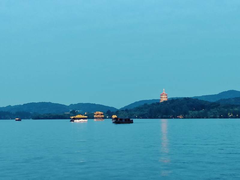 西湖夜景游船与雷峰塔图片