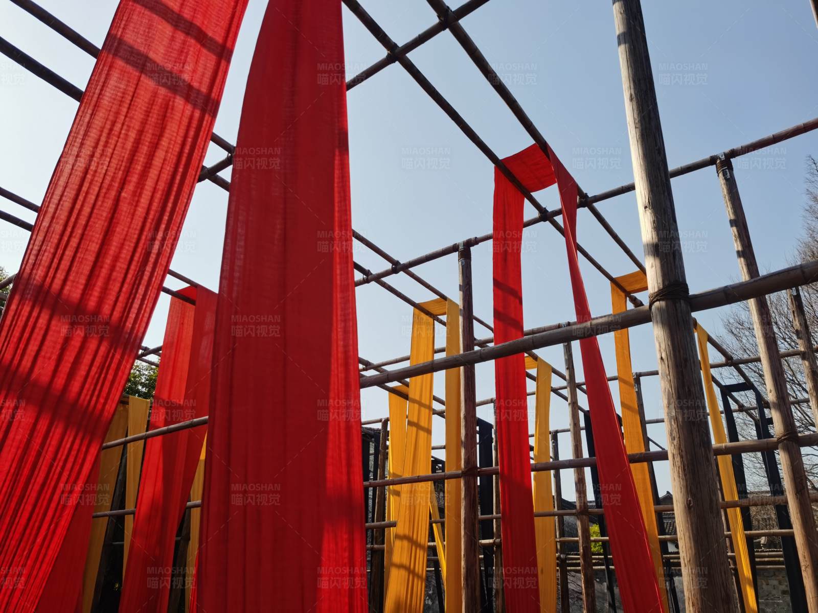 红布黄杆搭建的艺术装置图片