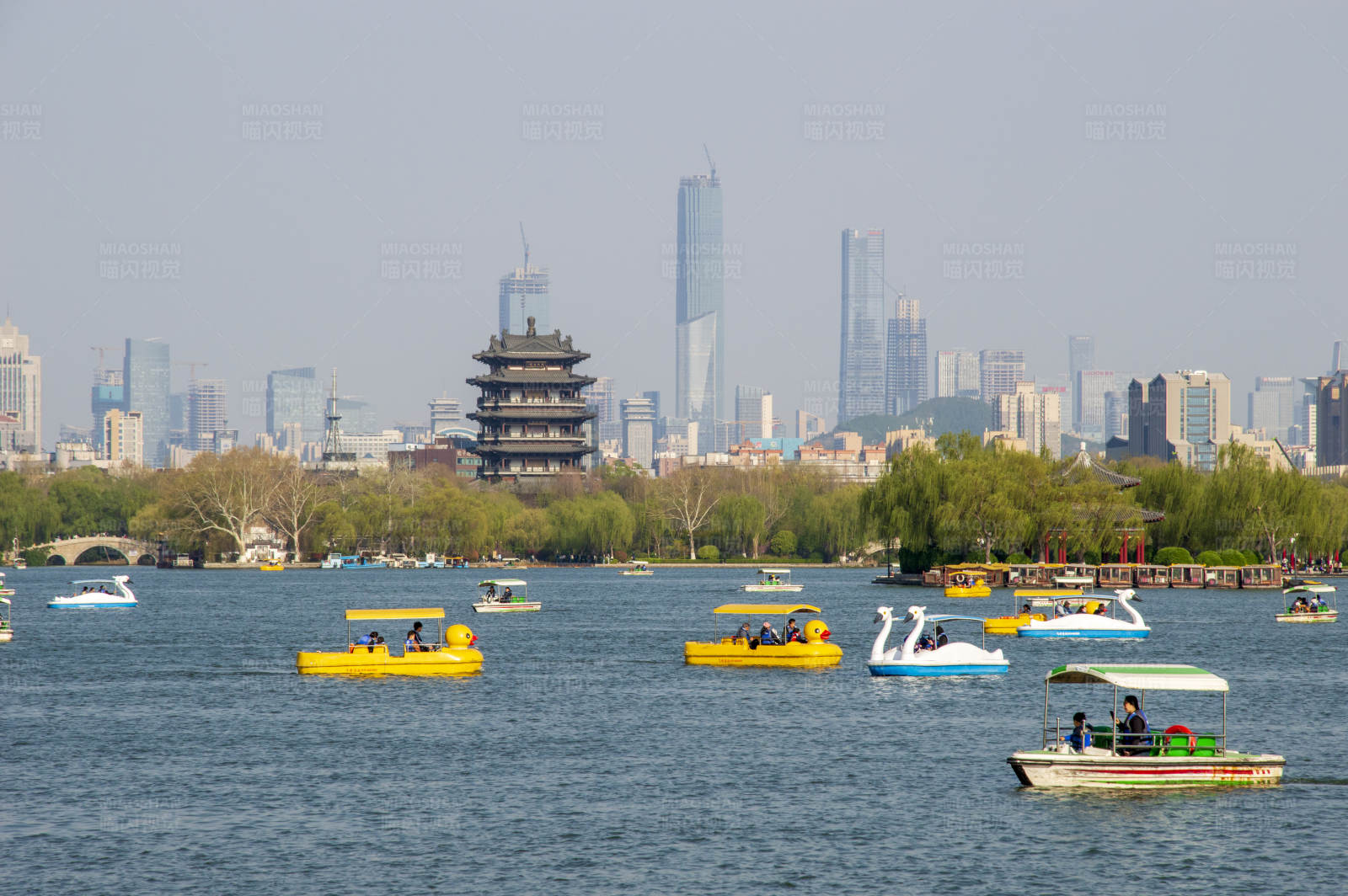 城市湖景游船乐图片