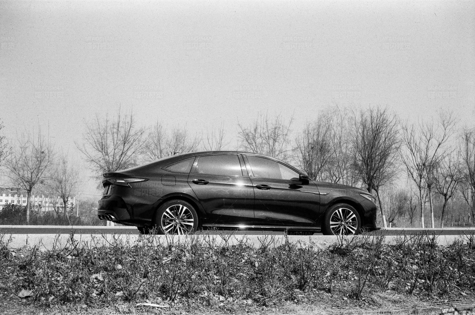 黑色轿车公路侧影图片