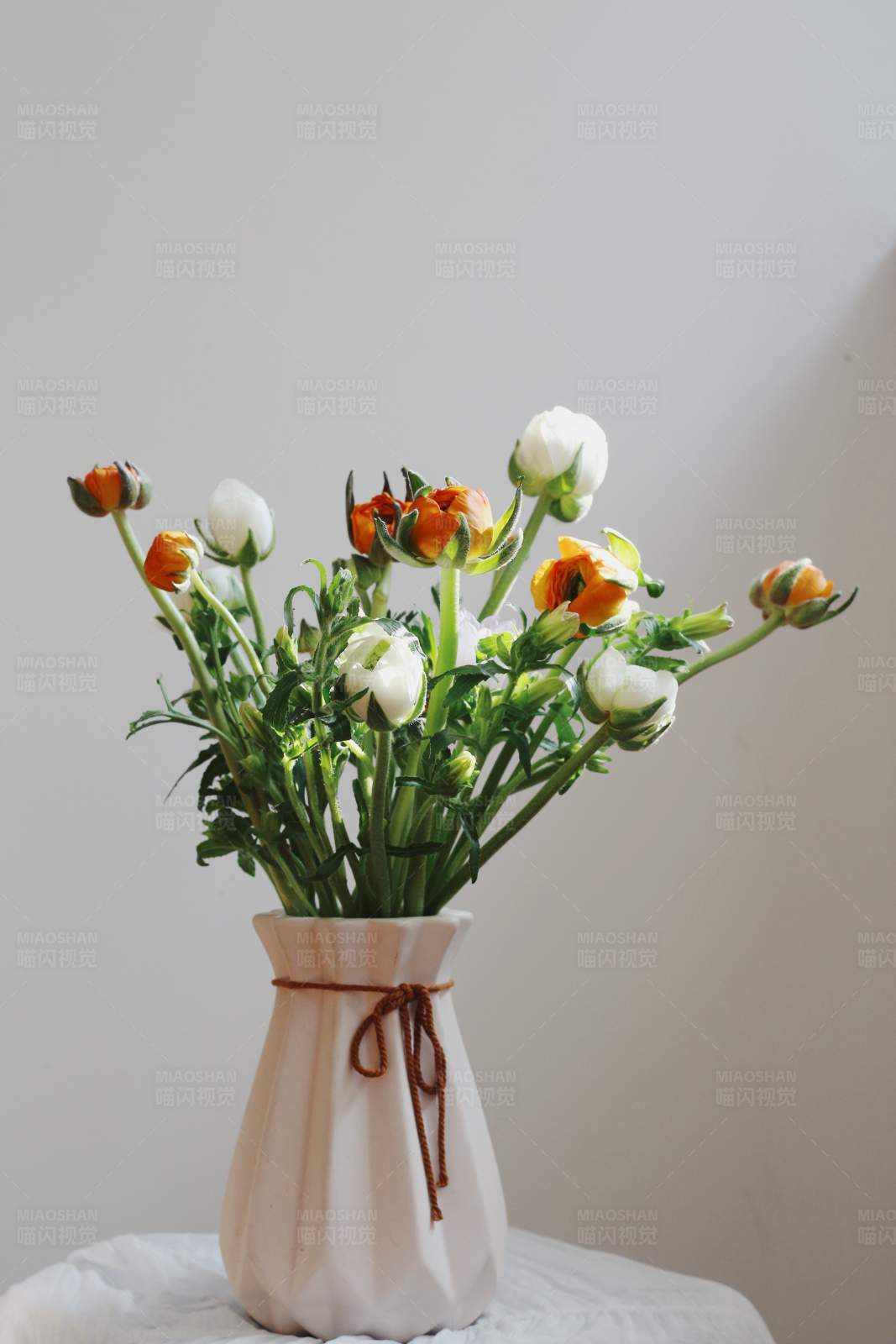 花瓶里的春日色彩图片