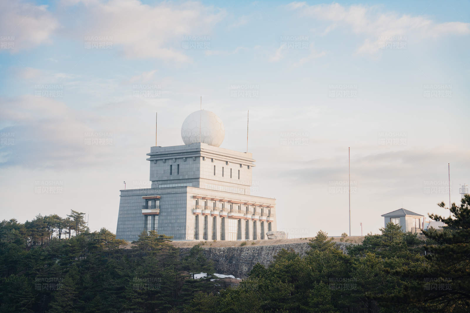 山顶气象站图片