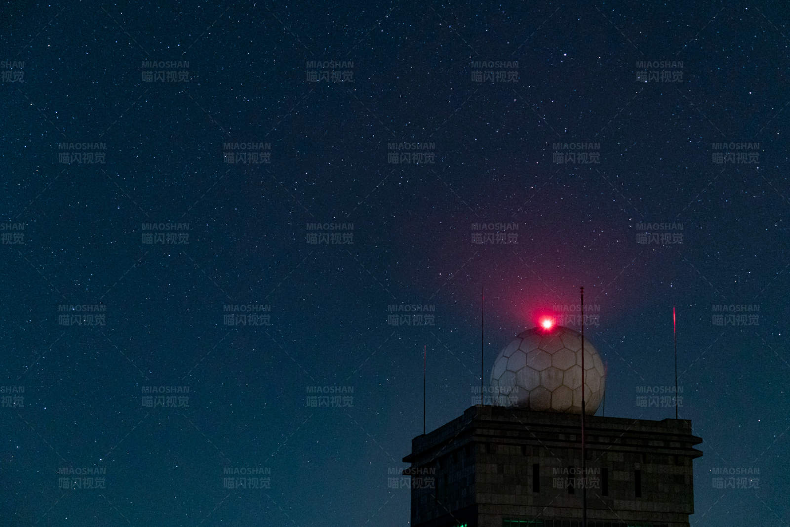 夜空下的雷达站图片