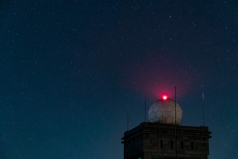 夜空下的雷达站图片